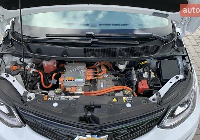 Белый Шевроле Bolt EV, объемом двигателя 0 л и пробегом 50 тыс. км за 24200 $, фото 27 на Automoto.ua