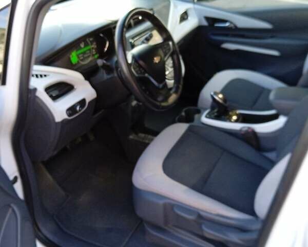 Белый Шевроле Bolt EV, объемом двигателя 0 л и пробегом 41 тыс. км за 16600 $, фото 18 на Automoto.ua