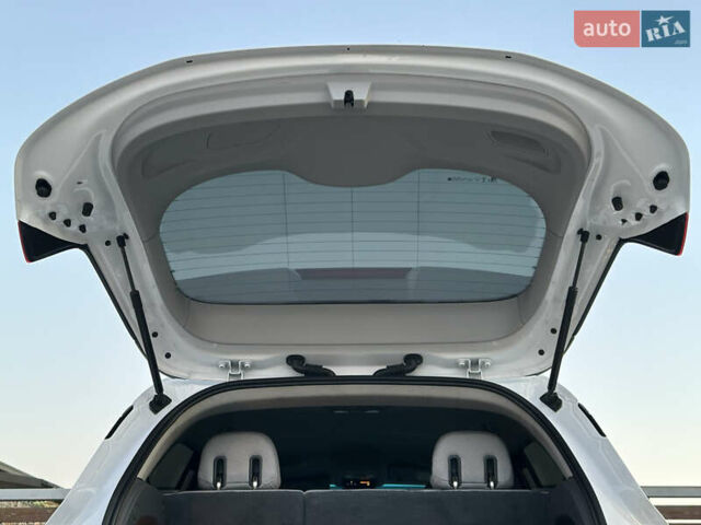 Белый Шевроле Bolt EV, объемом двигателя 0 л и пробегом 40 тыс. км за 15250 $, фото 41 на Automoto.ua