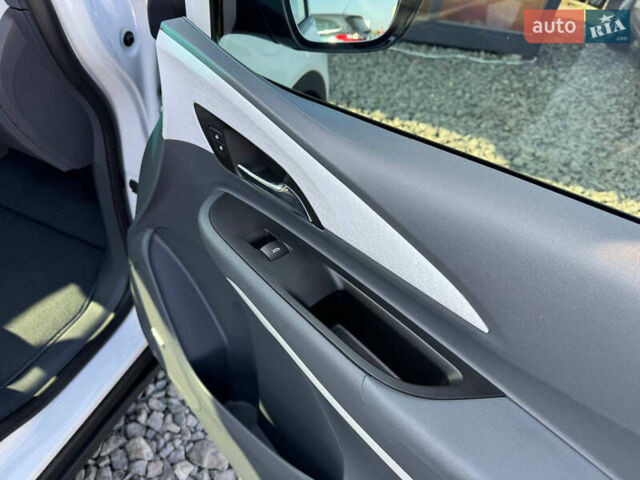Белый Шевроле Bolt EV, объемом двигателя 0 л и пробегом 39 тыс. км за 16500 $, фото 44 на Automoto.ua