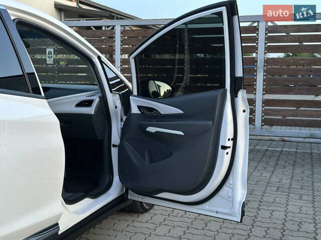 Белый Шевроле Bolt EV, объемом двигателя 0 л и пробегом 40 тыс. км за 15250 $, фото 76 на Automoto.ua