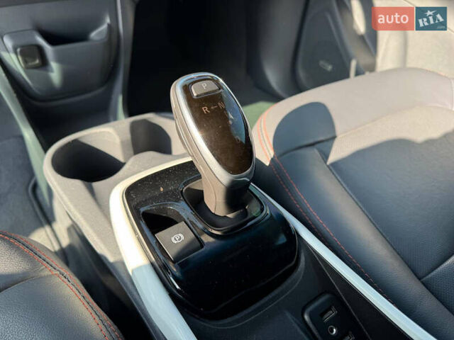 Белый Шевроле Bolt EV, объемом двигателя 0 л и пробегом 39 тыс. км за 16500 $, фото 72 на Automoto.ua