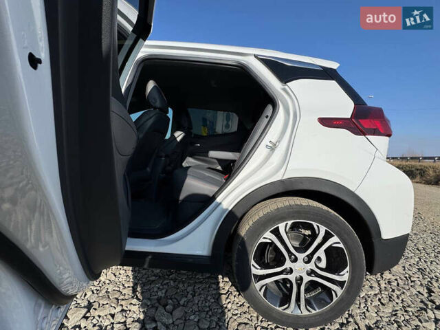 Белый Шевроле Bolt EV, объемом двигателя 0 л и пробегом 39 тыс. км за 16500 $, фото 59 на Automoto.ua