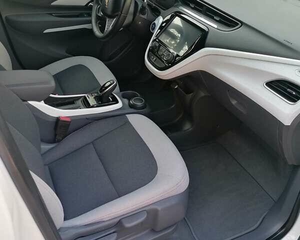 Белый Шевроле Bolt EV, объемом двигателя 0 л и пробегом 39 тыс. км за 16000 $, фото 8 на Automoto.ua