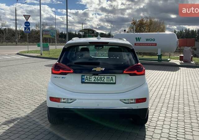 Белый Шевроле Bolt EV, объемом двигателя 0 л и пробегом 50 тыс. км за 24200 $, фото 6 на Automoto.ua