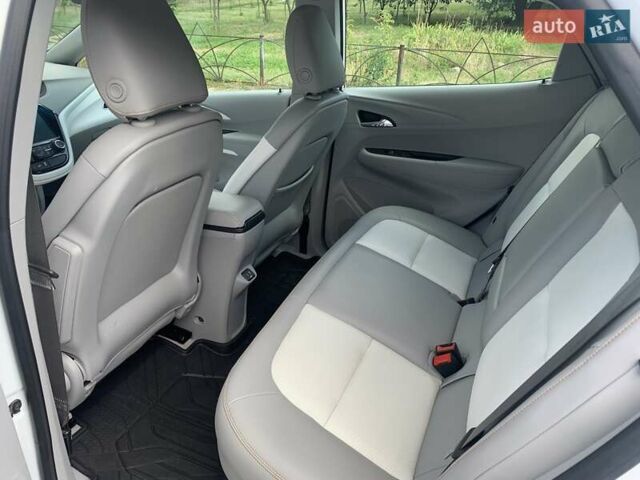 Белый Шевроле Bolt EV, объемом двигателя 0 л и пробегом 82 тыс. км за 18200 $, фото 8 на Automoto.ua