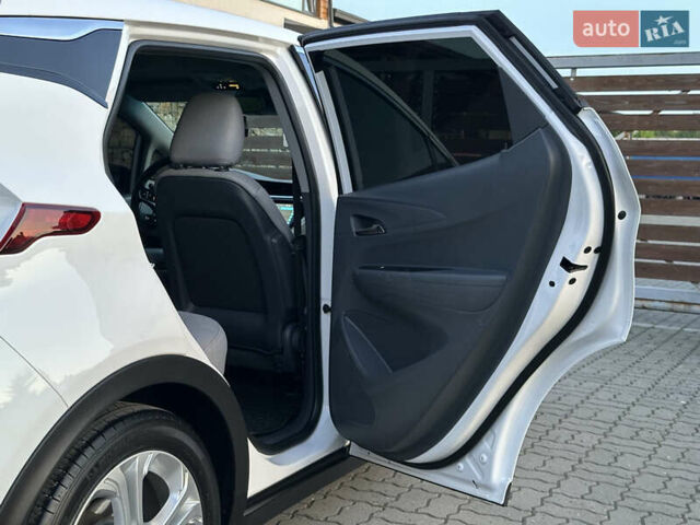 Белый Шевроле Bolt EV, объемом двигателя 0 л и пробегом 40 тыс. км за 15250 $, фото 71 на Automoto.ua