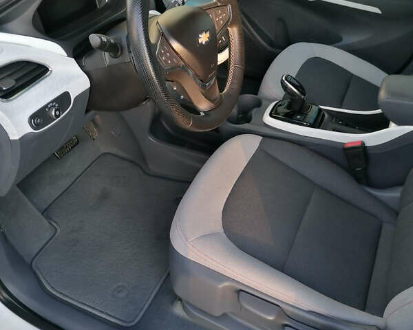 Белый Шевроле Bolt EV, объемом двигателя 0 л и пробегом 41 тыс. км за 16500 $, фото 12 на Automoto.ua