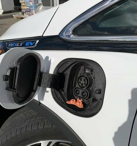 Белый Шевроле Bolt EV, объемом двигателя 0 л и пробегом 50 тыс. км за 24200 $, фото 14 на Automoto.ua