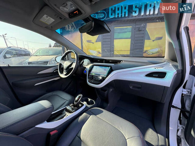 Белый Шевроле Bolt EV, объемом двигателя 0 л и пробегом 39 тыс. км за 16500 $, фото 39 на Automoto.ua