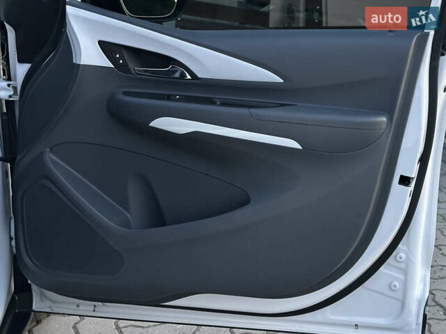 Белый Шевроле Bolt EV, объемом двигателя 0 л и пробегом 40 тыс. км за 15250 $, фото 77 на Automoto.ua