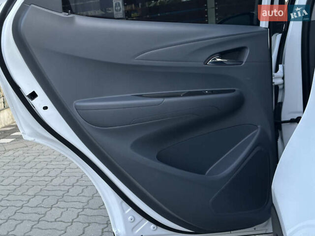 Белый Шевроле Bolt EV, объемом двигателя 0 л и пробегом 40 тыс. км за 15250 $, фото 66 на Automoto.ua