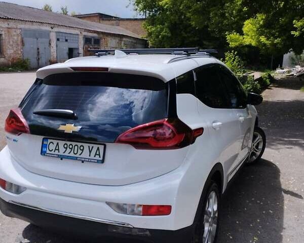 Белый Шевроле Bolt EV, объемом двигателя 0 л и пробегом 60 тыс. км за 14999 $, фото 3 на Automoto.ua
