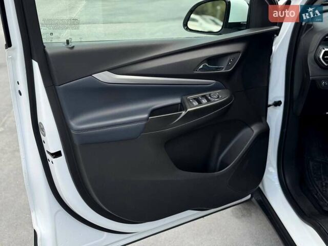 Белый Шевроле Bolt EV, объемом двигателя 0 л и пробегом 56 тыс. км за 21000 $, фото 49 на Automoto.ua
