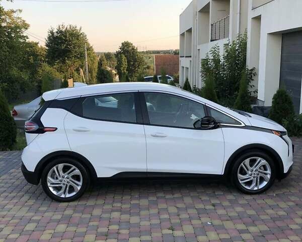 Белый Шевроле Bolt EV, объемом двигателя 0 л и пробегом 22 тыс. км за 21900 $, фото 3 на Automoto.ua