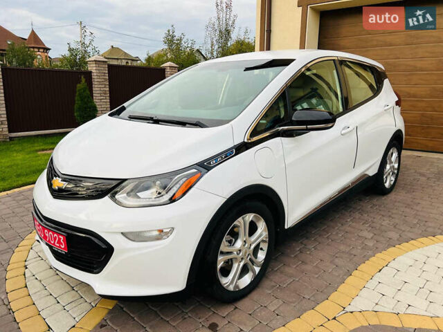 Белый Шевроле Bolt EV, объемом двигателя 0 л и пробегом 100 тыс. км за 14000 $, фото 2 на Automoto.ua