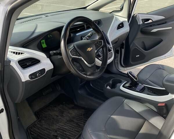 Белый Шевроле Bolt EV, объемом двигателя 0 л и пробегом 100 тыс. км за 12800 $, фото 12 на Automoto.ua