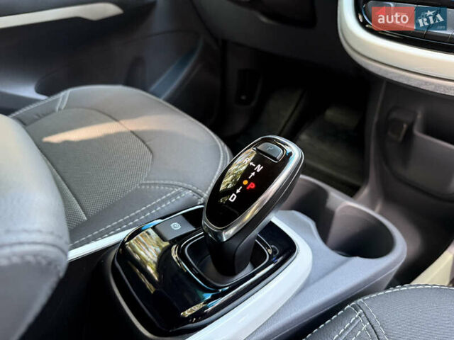 Белый Шевроле Bolt EV, объемом двигателя 0 л и пробегом 69 тыс. км за 14950 $, фото 12 на Automoto.ua