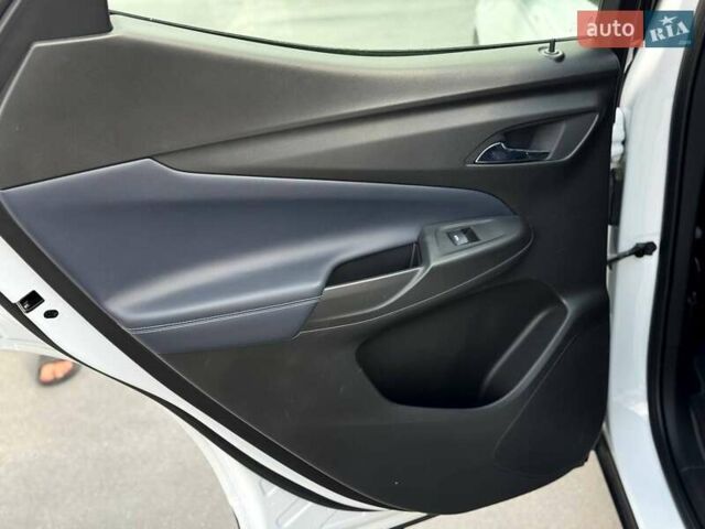 Белый Шевроле Bolt EV, объемом двигателя 0 л и пробегом 56 тыс. км за 21000 $, фото 37 на Automoto.ua