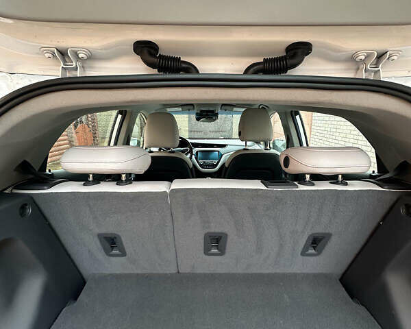Белый Шевроле Bolt EV, объемом двигателя 0 л и пробегом 28 тыс. км за 18500 $, фото 20 на Automoto.ua