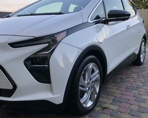 Белый Шевроле Bolt EV, объемом двигателя 0 л и пробегом 22 тыс. км за 21900 $, фото 4 на Automoto.ua