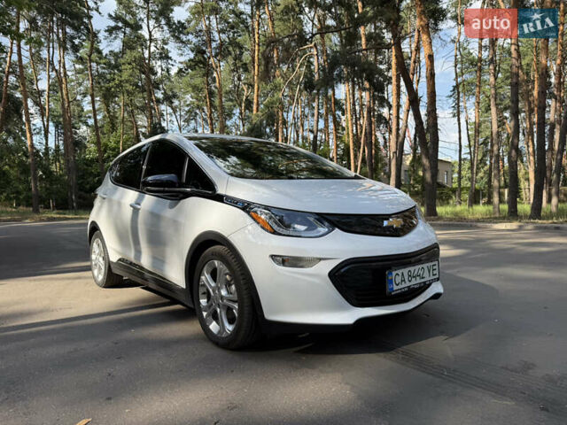Белый Шевроле Bolt EV, объемом двигателя 0 л и пробегом 68 тыс. км за 14800 $, фото 3 на Automoto.ua