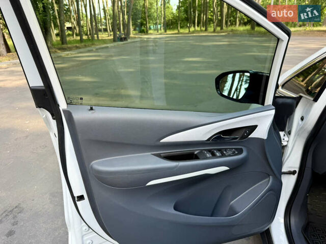 Белый Шевроле Bolt EV, объемом двигателя 0 л и пробегом 69 тыс. км за 14900 $, фото 11 на Automoto.ua