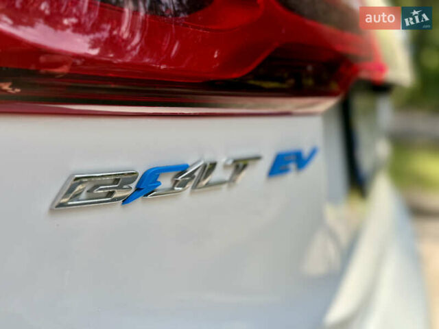Белый Шевроле Bolt EV, объемом двигателя 0 л и пробегом 69 тыс. км за 14950 $, фото 2 на Automoto.ua