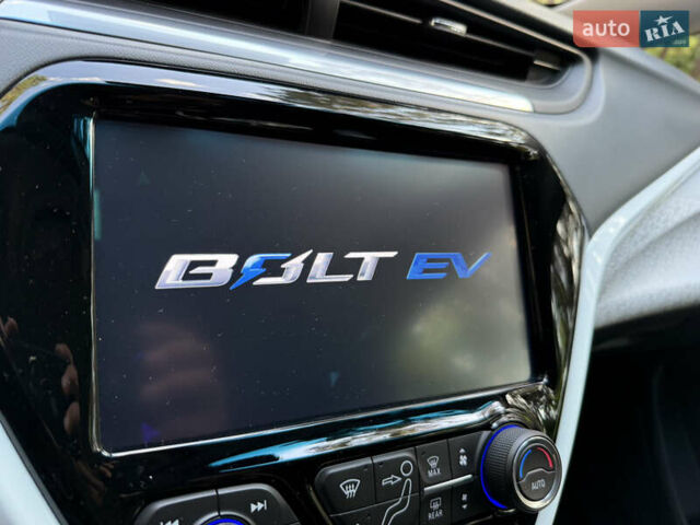 Белый Шевроле Bolt EV, объемом двигателя 0 л и пробегом 69 тыс. км за 14950 $, фото 14 на Automoto.ua