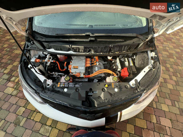 Белый Шевроле Bolt EV, объемом двигателя 0 л и пробегом 28 тыс. км за 18500 $, фото 31 на Automoto.ua