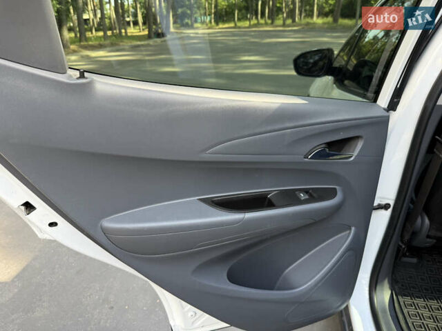 Белый Шевроле Bolt EV, объемом двигателя 0 л и пробегом 69 тыс. км за 14950 $, фото 20 на Automoto.ua