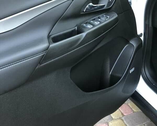 Белый Шевроле Bolt EV, объемом двигателя 0 л и пробегом 22 тыс. км за 21900 $, фото 17 на Automoto.ua