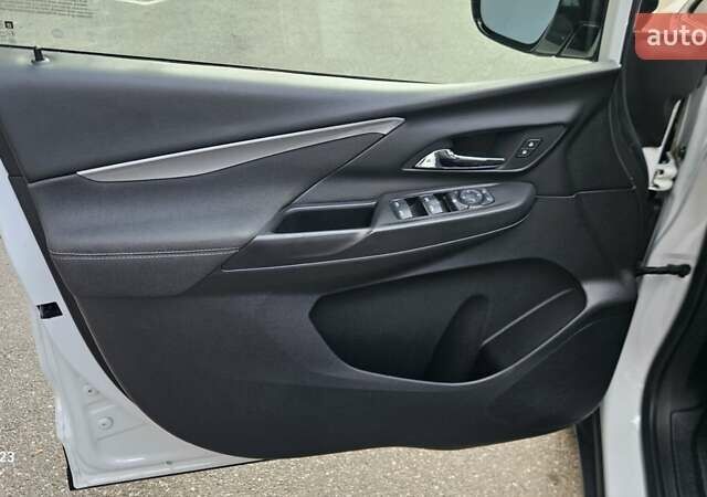 Белый Шевроле Bolt EV, объемом двигателя 0 л и пробегом 45 тыс. км за 16950 $, фото 32 на Automoto.ua