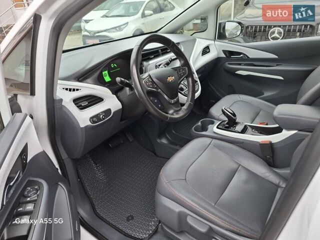Белый Шевроле Bolt EV, объемом двигателя 0 л и пробегом 59 тыс. км за 19300 $, фото 4 на Automoto.ua
