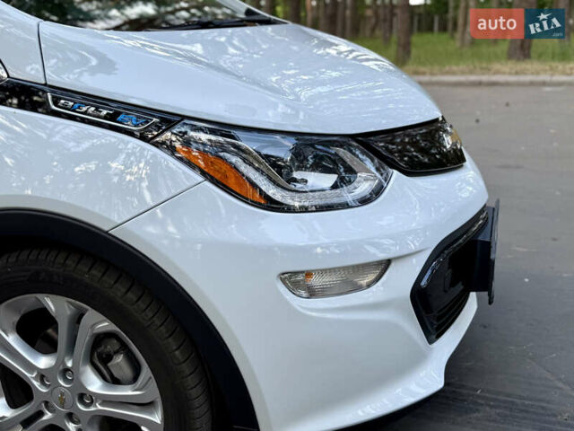 Белый Шевроле Bolt EV, объемом двигателя 0 л и пробегом 69 тыс. км за 14950 $, фото 37 на Automoto.ua