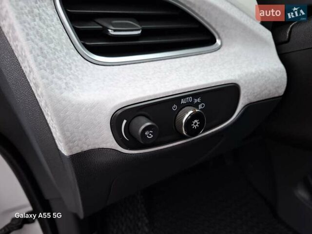 Белый Шевроле Bolt EV, объемом двигателя 0 л и пробегом 59 тыс. км за 19300 $, фото 2 на Automoto.ua
