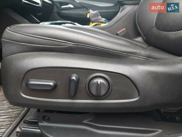 Белый Шевроле Bolt EV, объемом двигателя 0 л и пробегом 55 тыс. км за 16999 $, фото 27 на Automoto.ua
