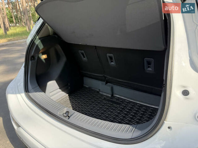 Белый Шевроле Bolt EV, объемом двигателя 0 л и пробегом 69 тыс. км за 14950 $, фото 7 на Automoto.ua