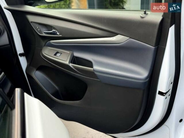Белый Шевроле Bolt EV, объемом двигателя 0 л и пробегом 56 тыс. км за 21000 $, фото 40 на Automoto.ua
