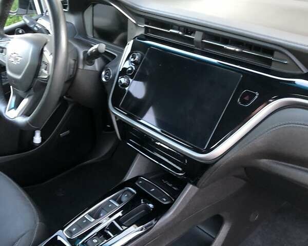 Белый Шевроле Bolt EV, объемом двигателя 0 л и пробегом 22 тыс. км за 21900 $, фото 8 на Automoto.ua