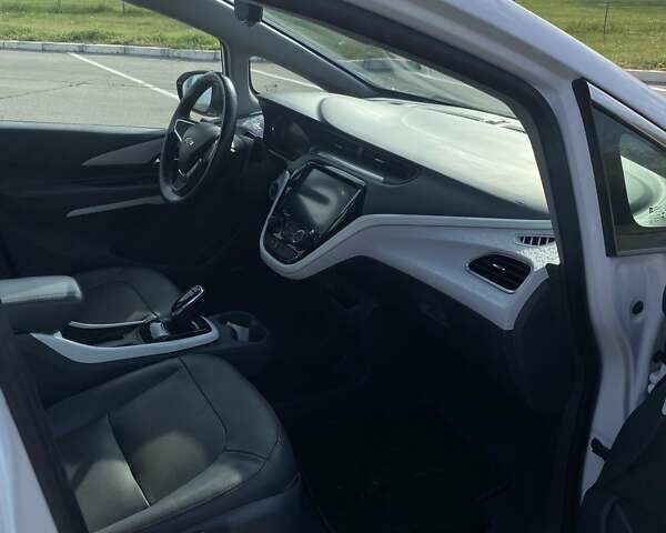 Белый Шевроле Bolt EV, объемом двигателя 0 л и пробегом 100 тыс. км за 12800 $, фото 2 на Automoto.ua