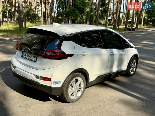 Белый Шевроле Bolt EV, объемом двигателя 0 л и пробегом 69 тыс. км за 14950 $, фото 31 на Automoto.ua