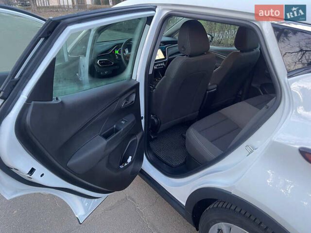 Белый Шевроле Bolt EV, объемом двигателя 0 л и пробегом 30 тыс. км за 18300 $, фото 9 на Automoto.ua