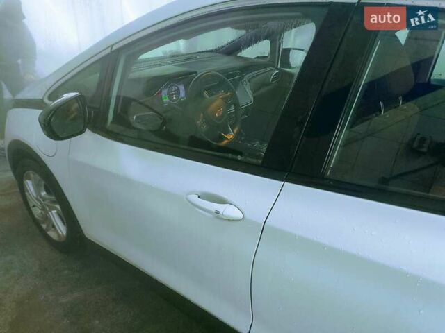 Белый Шевроле Bolt EV, объемом двигателя 0 л и пробегом 82 тыс. км за 17500 $, фото 20 на Automoto.ua