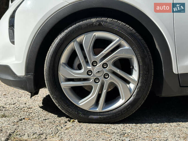 Белый Шевроле Bolt EV, объемом двигателя 0 л и пробегом 63 тыс. км за 16900 $, фото 3 на Automoto.ua