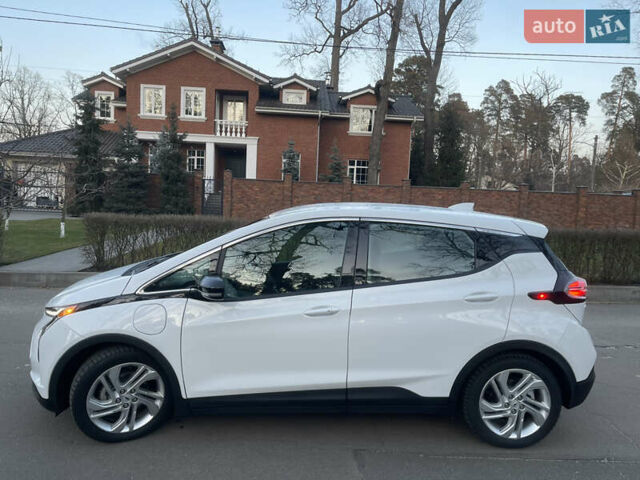 Белый Шевроле Bolt EV, объемом двигателя 0 л и пробегом 30 тыс. км за 18300 $, фото 3 на Automoto.ua