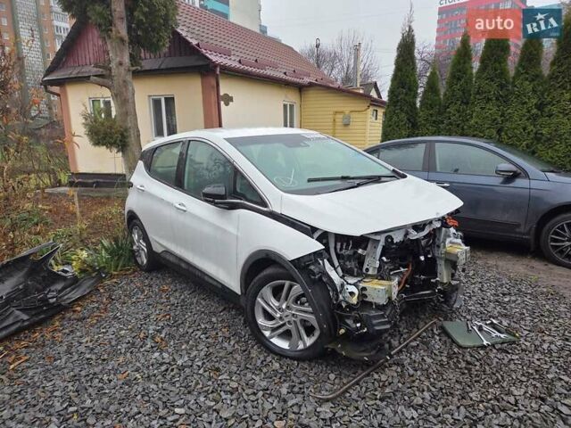Белый Шевроле Bolt EV, объемом двигателя 0 л и пробегом 84 тыс. км за 10000 $, фото 2 на Automoto.ua