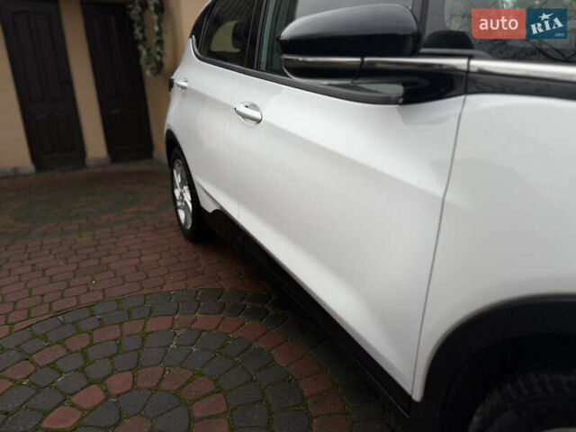 Белый Шевроле Bolt EV, объемом двигателя 0 л и пробегом 63 тыс. км за 16500 $, фото 7 на Automoto.ua