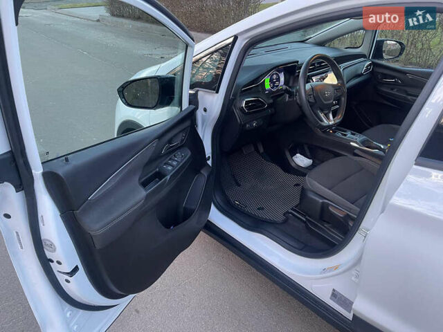 Белый Шевроле Bolt EV, объемом двигателя 0 л и пробегом 30 тыс. км за 18300 $, фото 17 на Automoto.ua