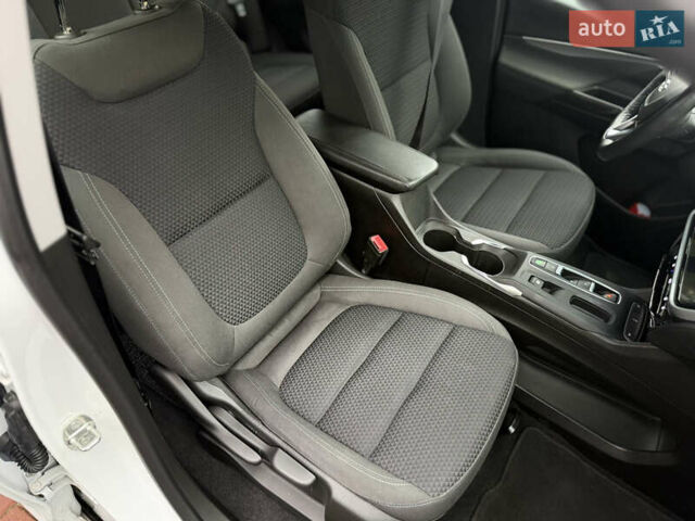 Белый Шевроле Bolt EV, объемом двигателя 0 л и пробегом 63 тыс. км за 16500 $, фото 22 на Automoto.ua